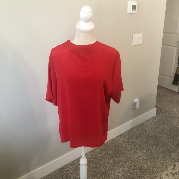 Red woman’s blouse - Picture 2 of 12